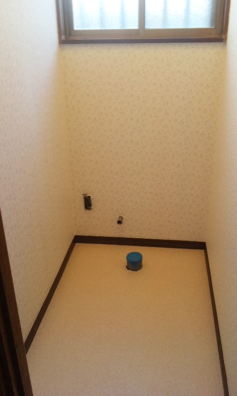 施工中 2｜タイル貼りトイレがリフォームで見栄え良く快適になりました　座間市