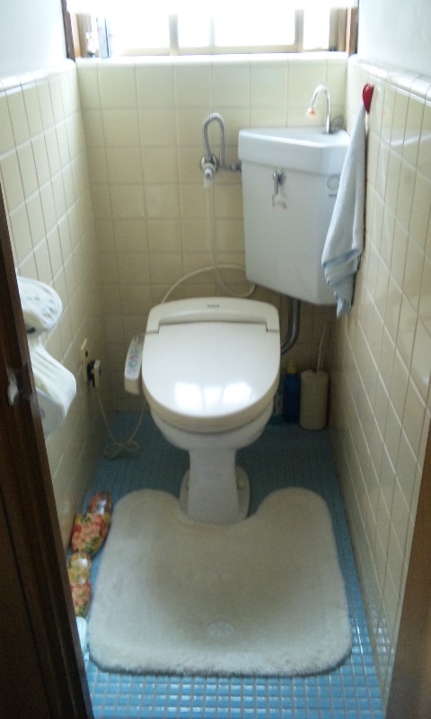 施工前（Before） 1｜タイル貼りトイレがリフォームで見栄え良く快適になりました　座間市