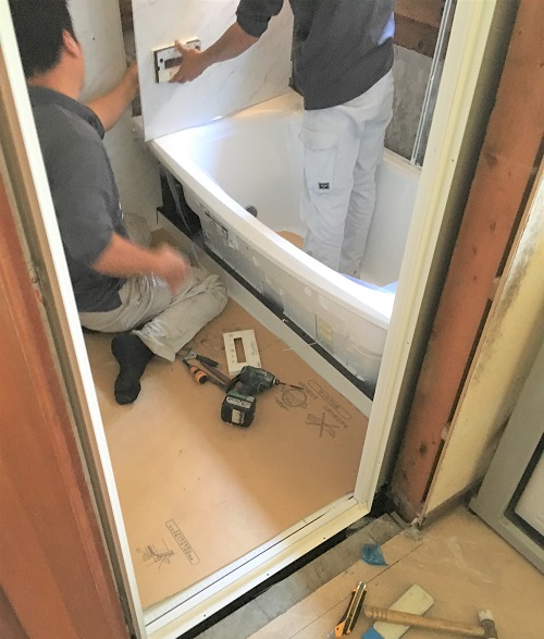 施工中 2｜寒くてカビがとれないタイル浴室をリフォーム　海老名市