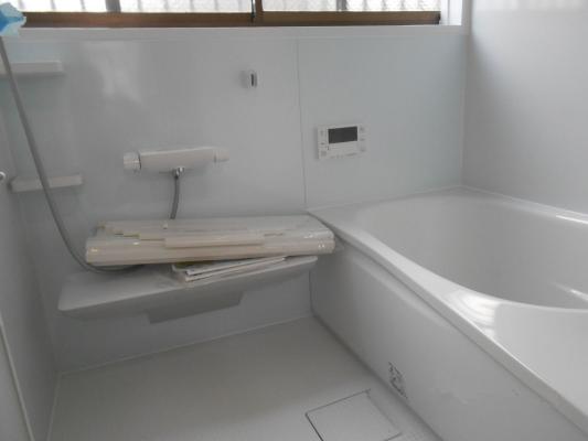 施工事例写真 1｜海老名市　古いタイル張りの浴室を解体したら…