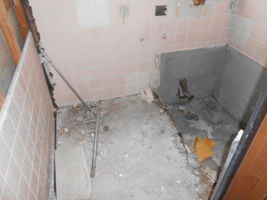 施工中 1｜海老名市　古いタイル張りの浴室を解体したら…