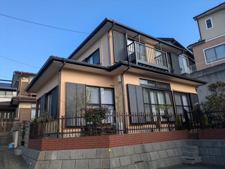 色が鮮やかで明るい雰囲気になりました。屋根・外壁塗装・雨戸交換工事　海老名市O様