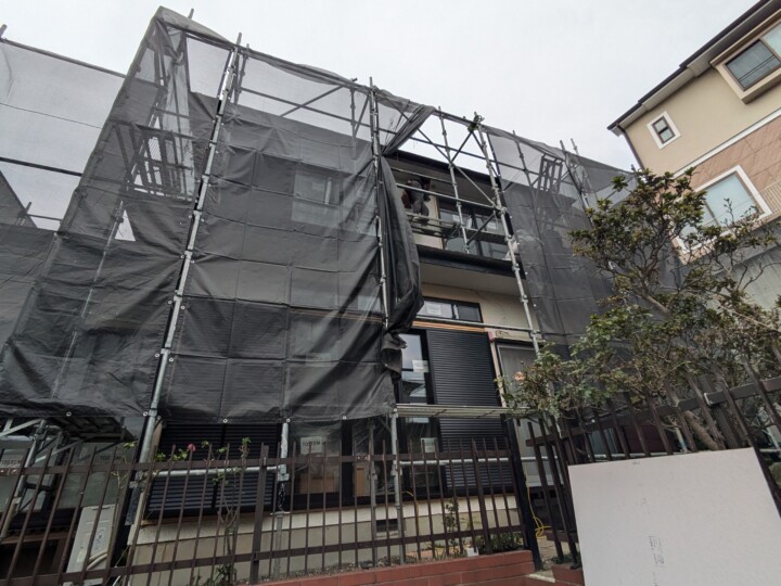 施工中 1｜色が鮮やかで明るい雰囲気になりました。屋根・外壁塗装・雨戸交換工事　海老名市O様