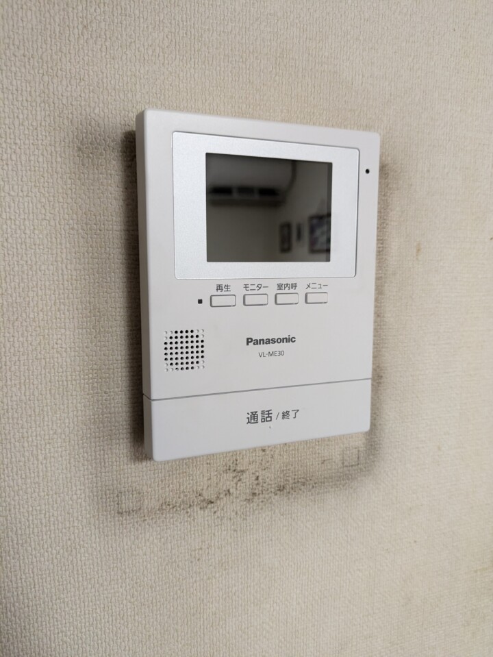 海老名市、インターホン交換工事の施工後です。 Panasonic「VL-ME30」です。 家の中で来客の顔を見て、安心して応対できる画面付きインターホンです。