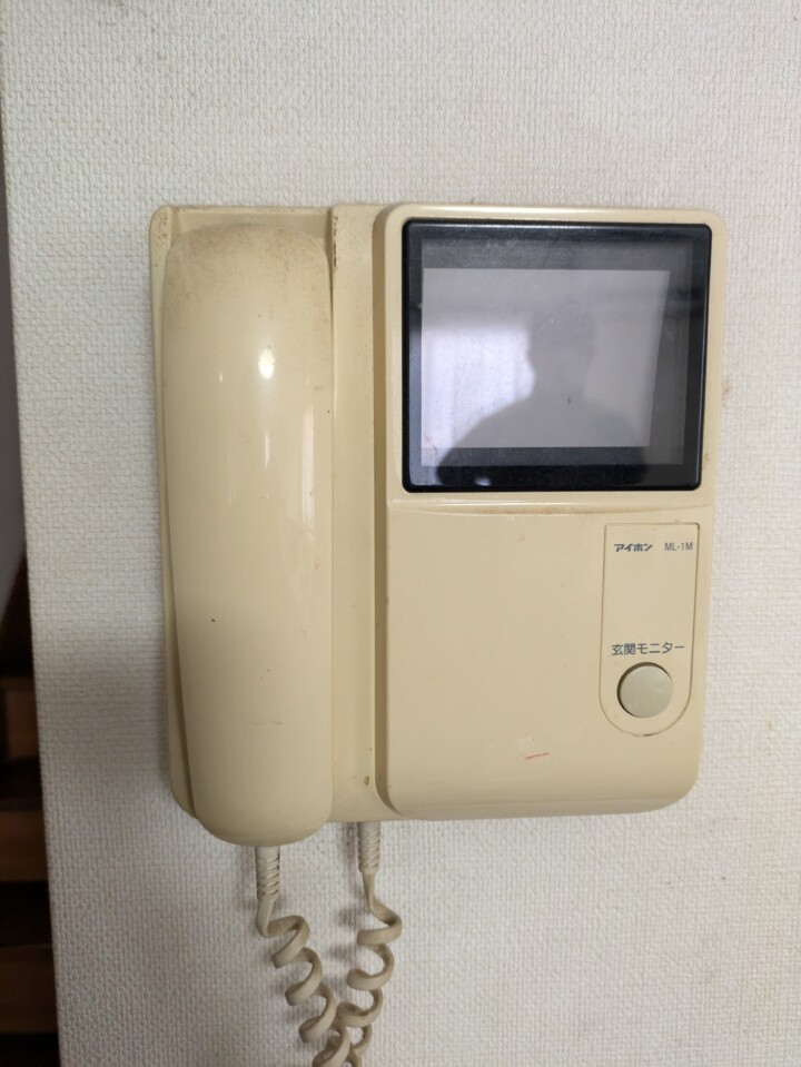 海老名市、インターホン交換工事の施工前です。