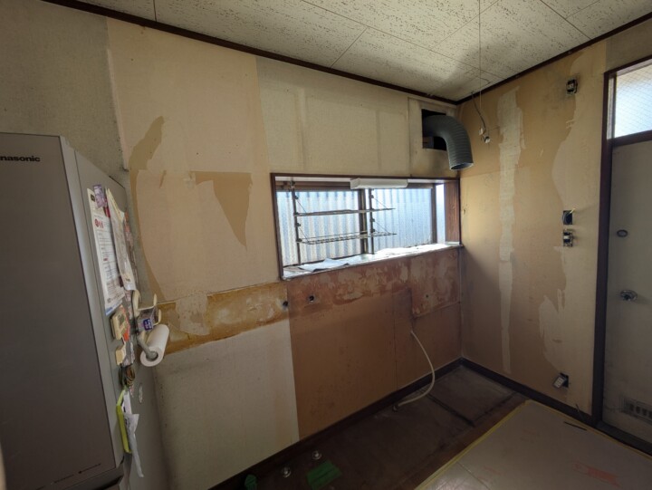 海老名市、キッチン工事の施工中です。 キッチンを解体して撤去しました。