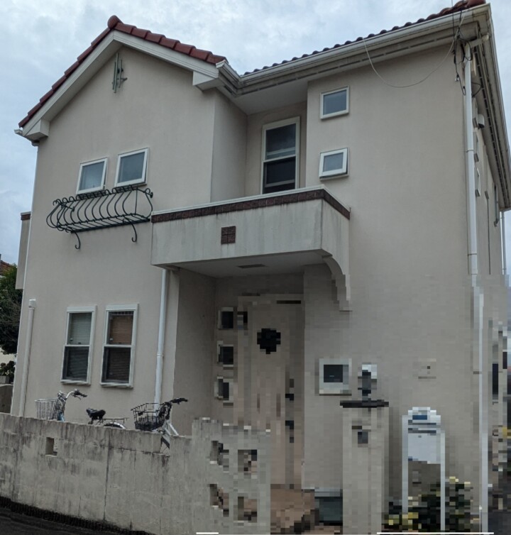 海老名市、屋根・外壁・塀塗装工事の施工前です。