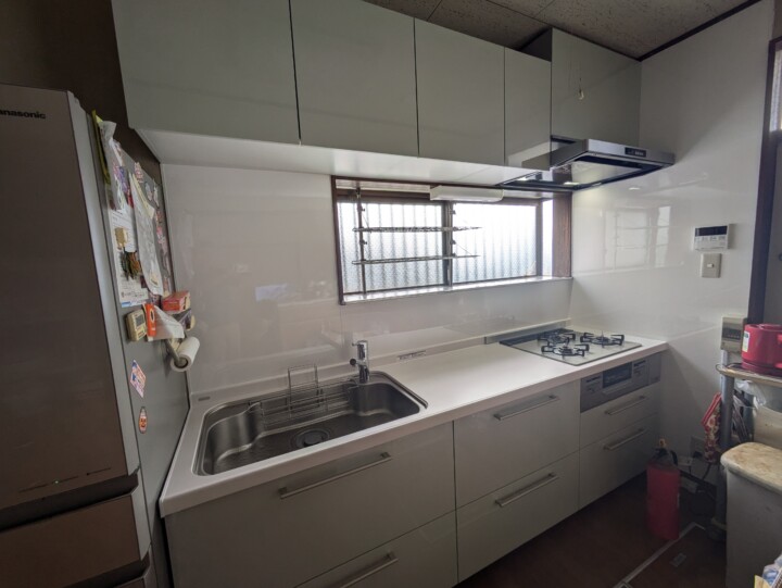 海老名市、キッチン工事の施工後です。 TOTOの人気商品「ミッテ」です。 シンプルで使いやすいスタンダードなキッチンで、すっきりシンプルな見た目と使いやすさを備えています。 引き出しを引き出せばスライドトレーもついてくるので、一度の動きで必要な物が取り出せます。