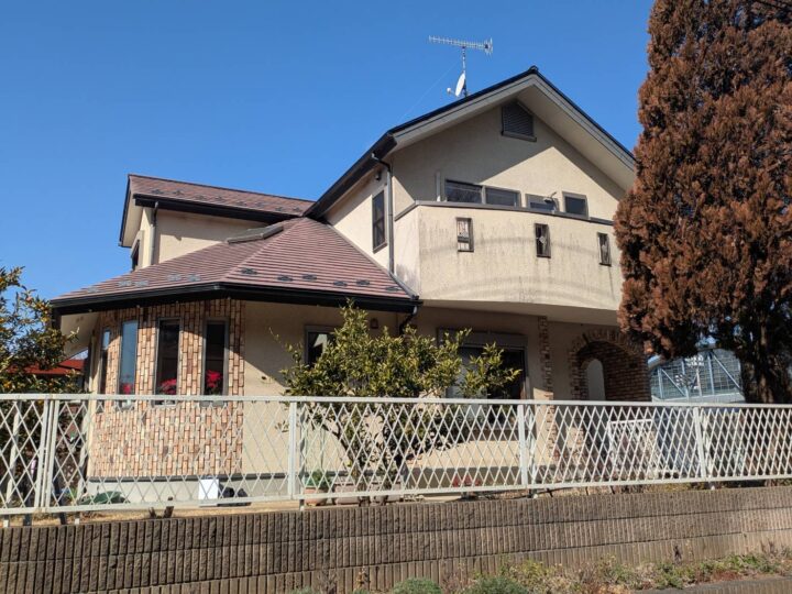 海老名市、屋根外壁塗装工事の施工前です。