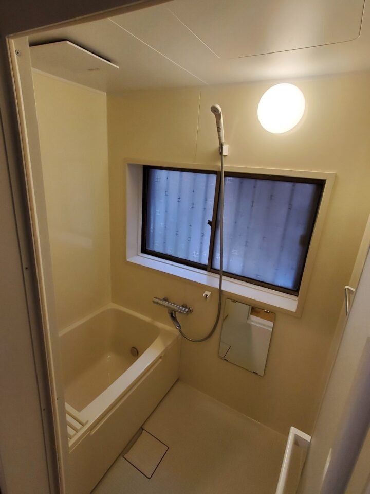 寒川町、浴室の施工後です。 システムバス/ＴＯＴＯ/ＷＳ1116です。 床は「カラリ床」です。 排水口は「お掃除ラクラク排水口」です。