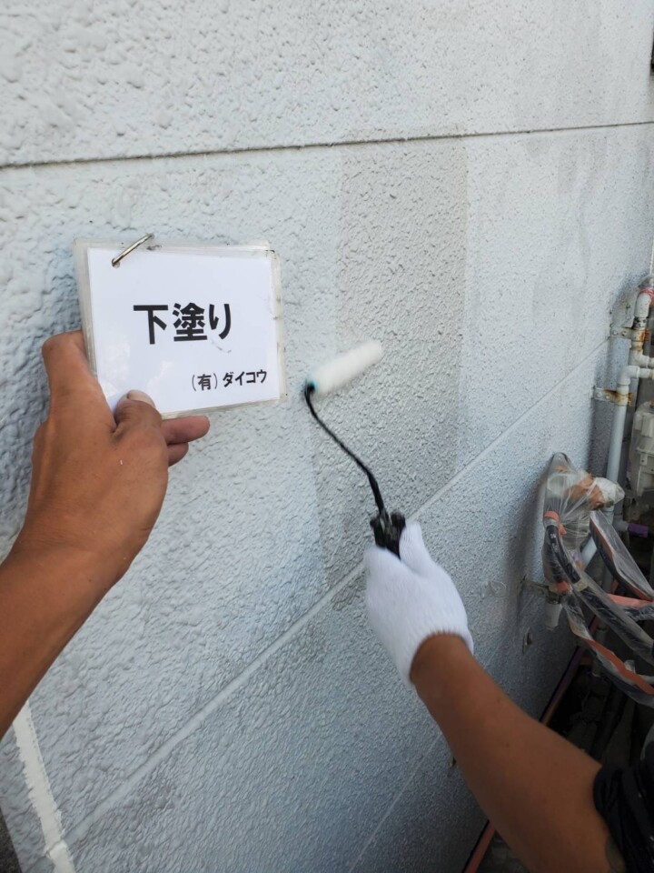 海老名市の外壁塗装中、下塗りです。 ｱｽﾃｯｸﾍﾟｲﾝﾄ「ｴﾎﾟﾊﾟﾜｰｼｰﾗｰ」です。