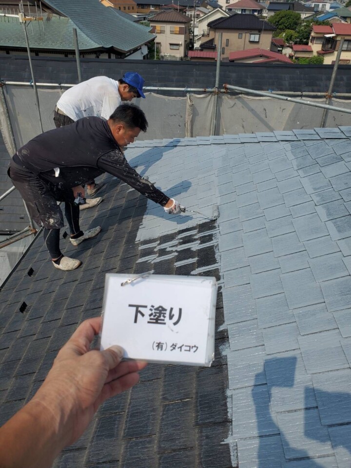 海老名市の屋根塗装中、下塗りです。 ｱｽﾃｯｸﾍﾟｲﾝﾄ「ｻｰﾓﾃｯｸｼｰﾗｰ」です。