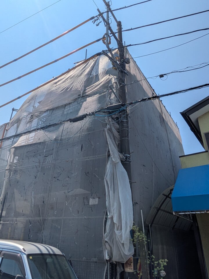 海老名市の屋根外壁塗装中、足場設置です。