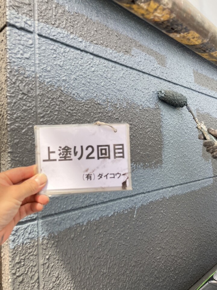海老名市の外壁塗装中、上塗り2回目です。 ｱｽﾃｯｸﾍﾟｲﾝﾄ「超低汚染ﾘﾌｧｲﾝ1000Si-IR」です。