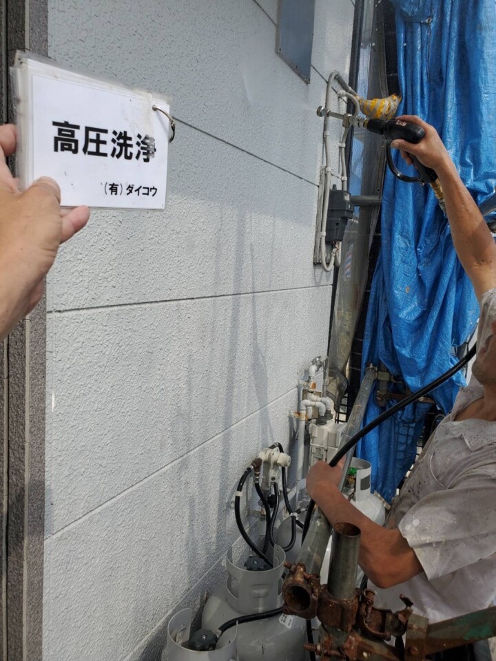 海老名市の外壁塗装中、高圧洗浄です。