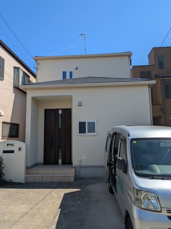海老名市の外壁塗装、施工後です。 外壁は、ｱｽﾃｯｸﾍﾟｲﾝﾄ「超低汚染ﾘﾌｧｲﾝ1000Si-IR」です。 屋根は、ｱｽﾃｯｸﾍﾟｲﾝﾄ「ｽｰﾊﾟｰｼｬﾈﾂｻｰﾓSi」です。