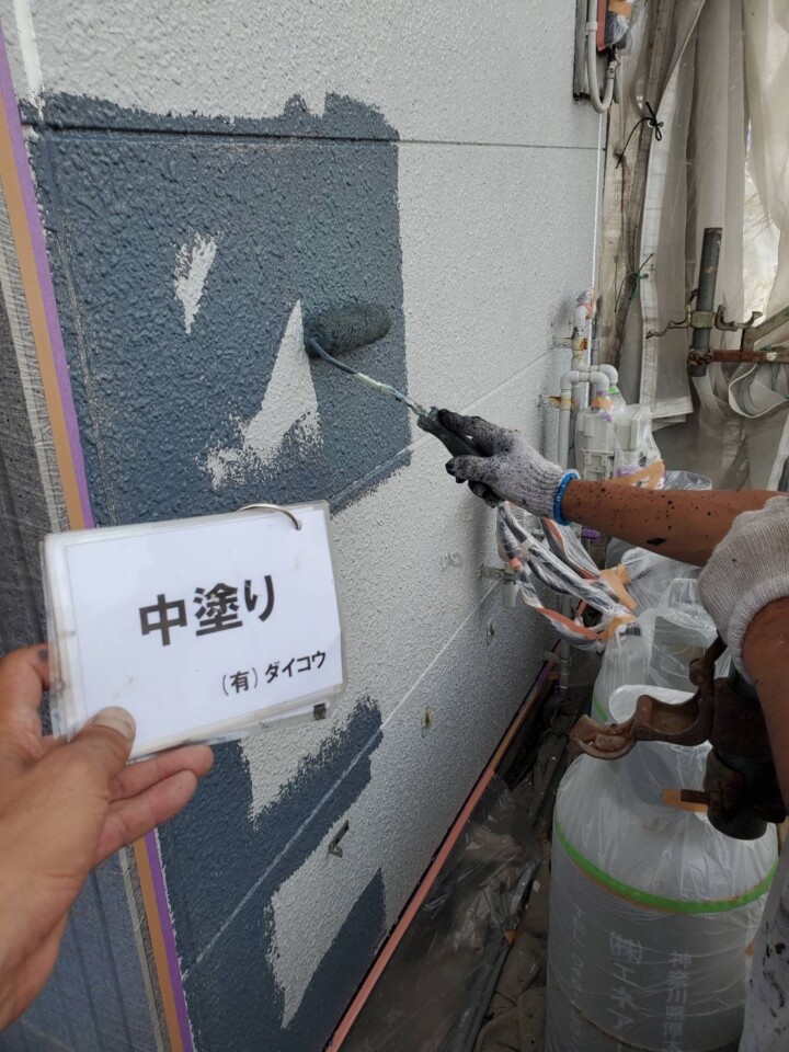 海老名市の外壁塗装中、中塗りです。 ｱｽﾃｯｸﾍﾟｲﾝﾄ「超低汚染ﾘﾌｧｲﾝ1000Si-IR」です。