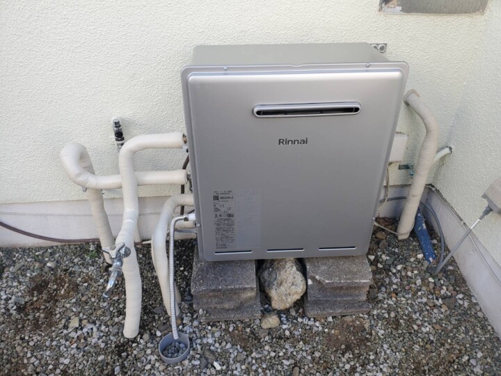 海老名市、給湯器交換の施工後です。 自動給湯器 リンナイ据置型 エコジョーズの 「ＲＵＦ－Ｅ２４０５ＳＡＧ」です。