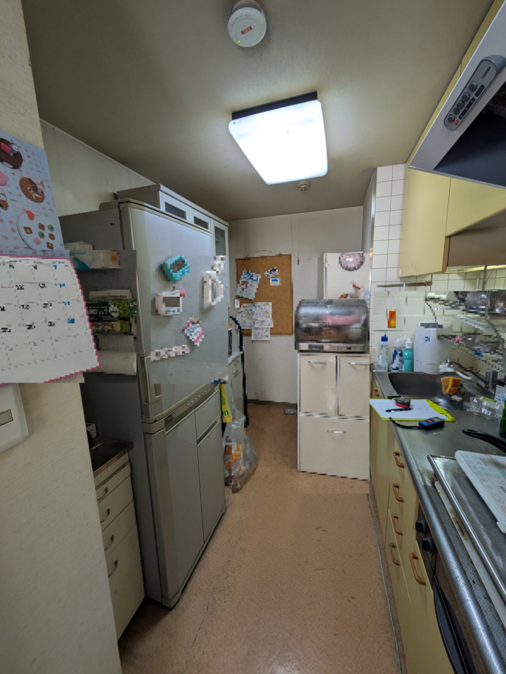 海老名市マンションでリフォームキッチンの施工前です。