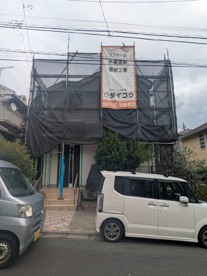海老名市で屋根外壁塗装、足場組立です。