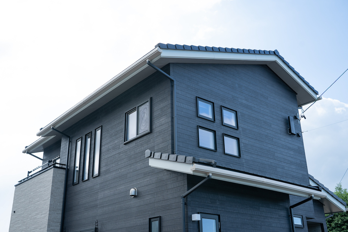 黒い外壁と屋根の戸建て住宅