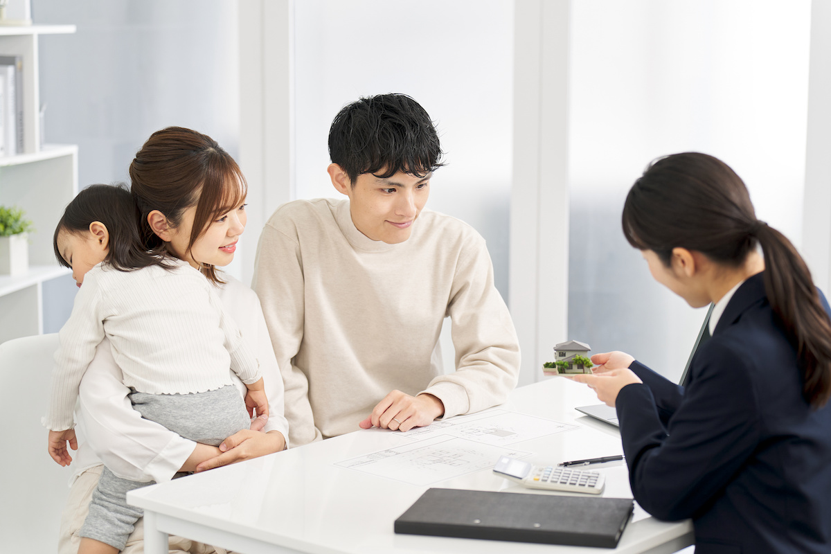 住宅について担当者へ相談する子育て世帯のご家族