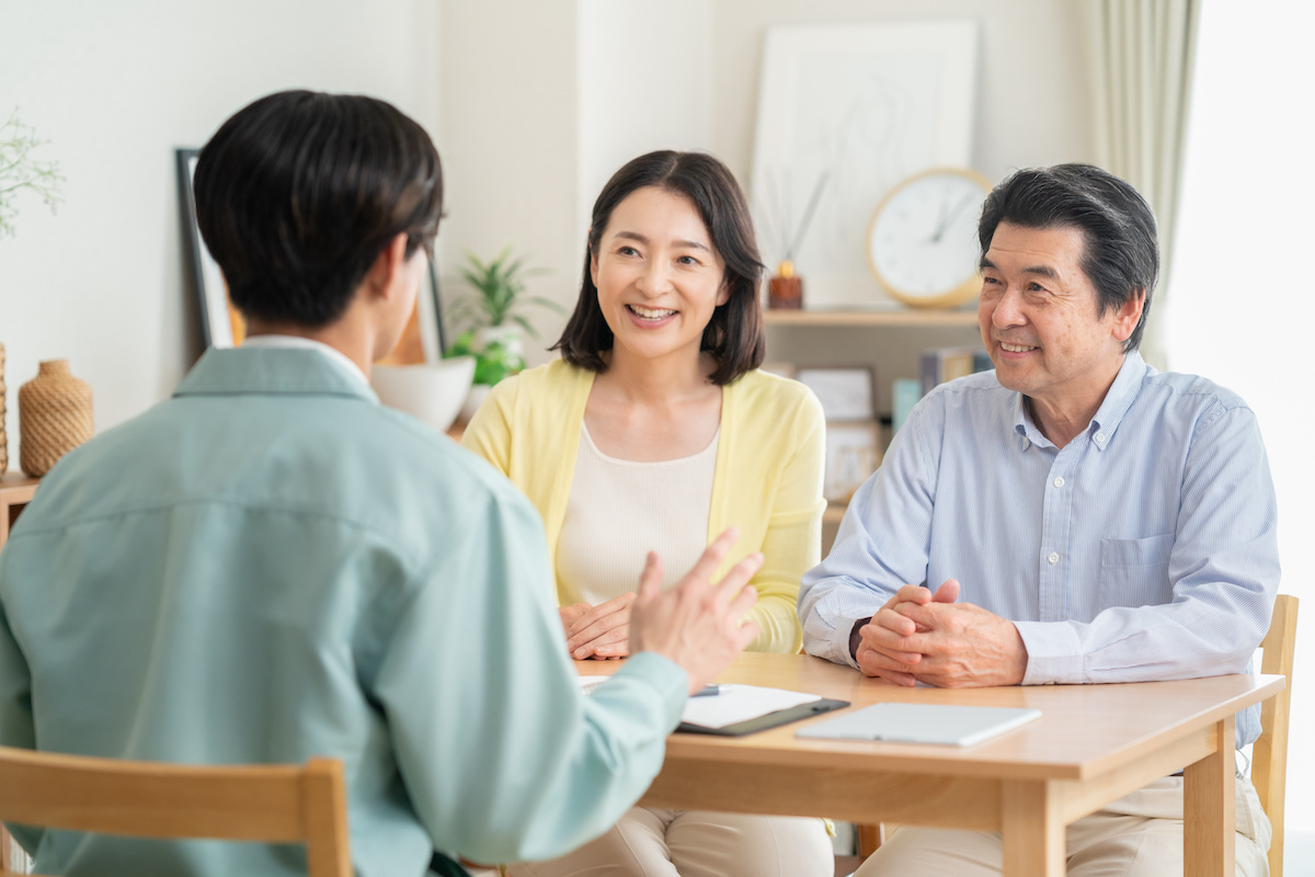 担当者から住まいのリフォームについて説明を受けるご夫婦