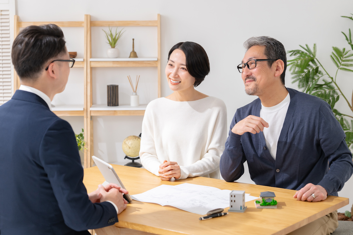 担当者とリフォームについて相談するご夫婦
