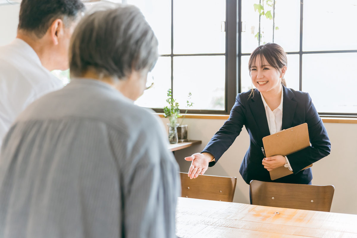 リフォーム相談でご夫婦を案内する担当者