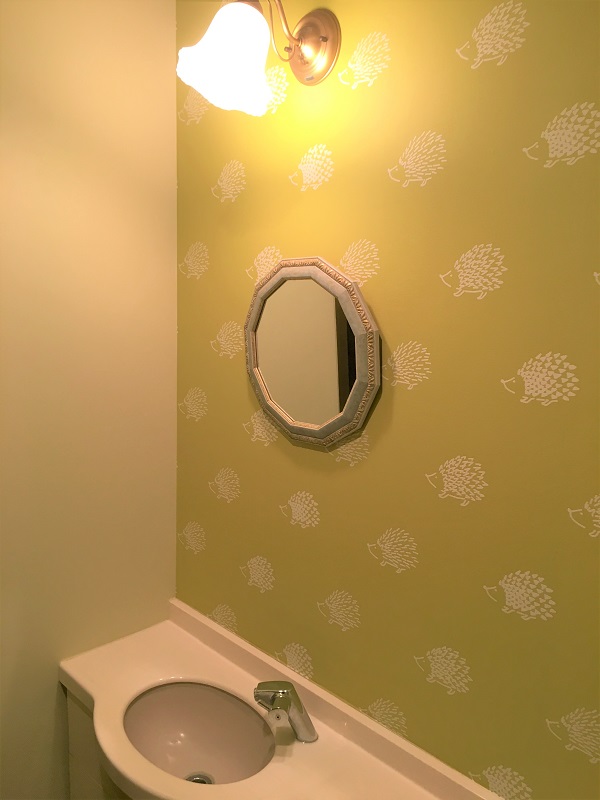 トイレの壁紙クロスリフォーム　ハリネズミ柄